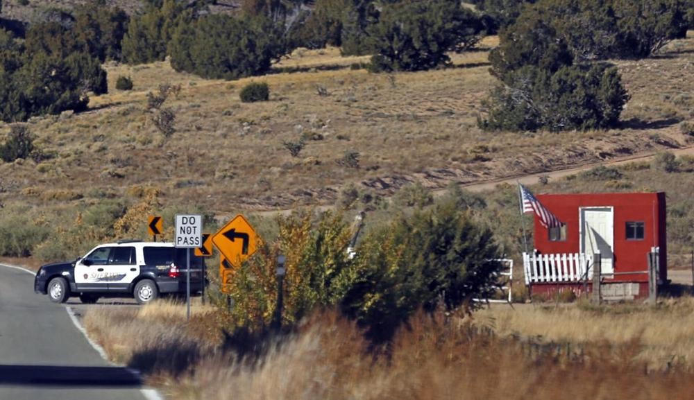 Bên ngoài phim trường bộ phim "Rust" ở New Mexico. Ảnh: AP.