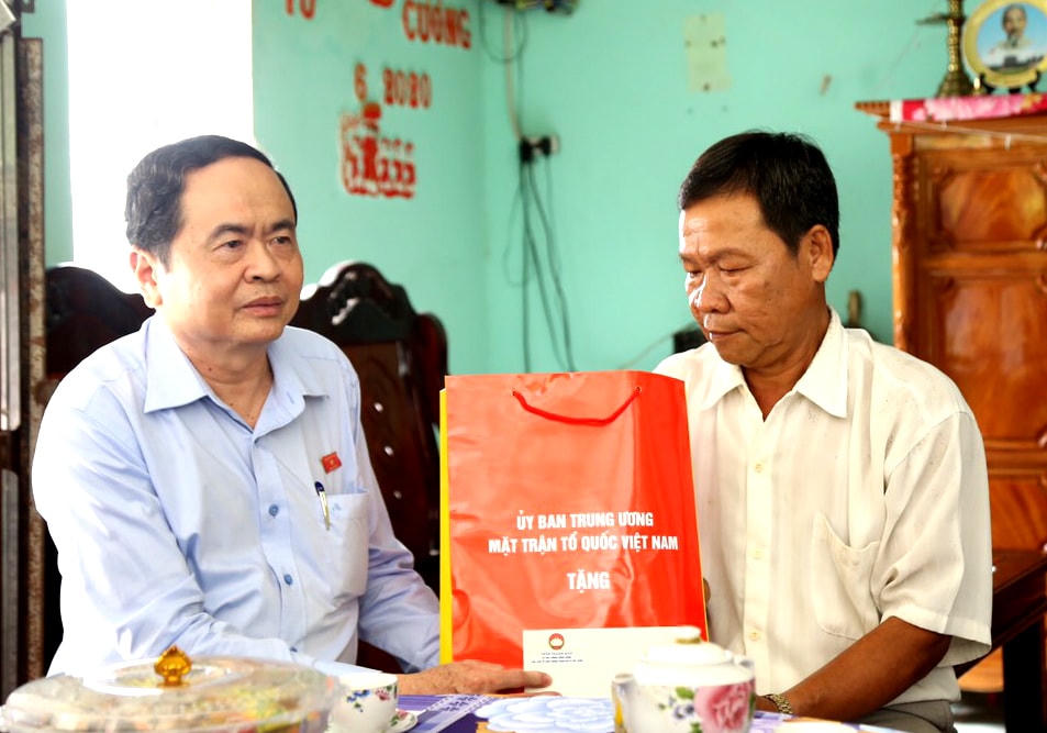 Chủ tịch Trần Thanh Mẫn thăm hỏi và tặng quà ông Nguyễn Hồng Nam thương binh 1/4, thị trấn Vĩnh Thạnh, huyện Vĩnh Thạnh, TP Cần Thơ.