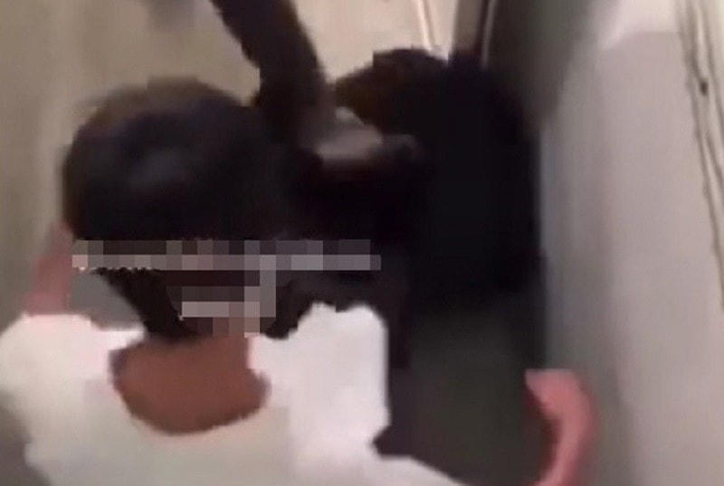 Nhóm học sinh đánh hội đồng bạn học. Ảnh cắt từ clip.