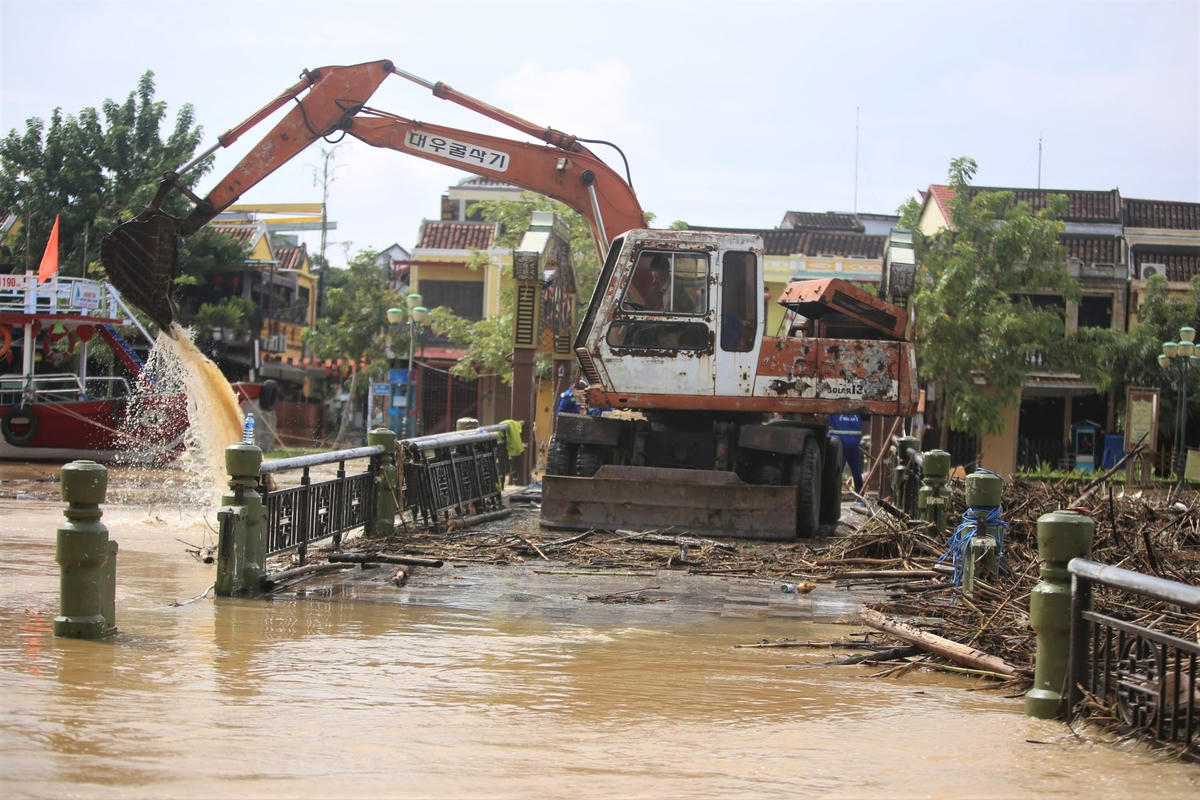 Rác thải ứ đọng trên cầu An Hội