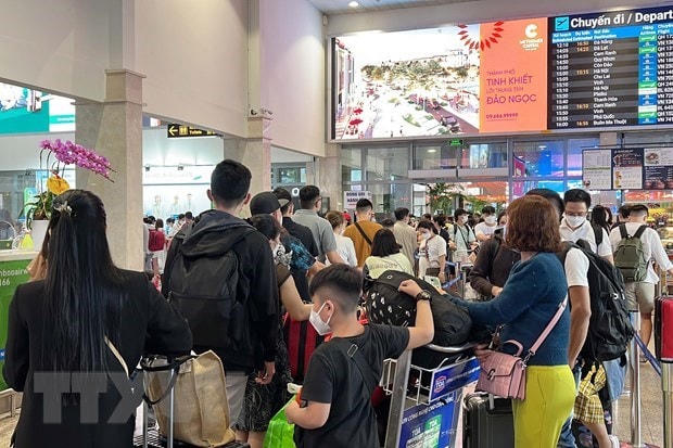 Hành khách làm thủ tục chuyến bay tại sân bay Tân Sơn Nhất. (Ảnh: Tiến Lực/TTXVN).