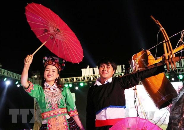 Trang phục truyền thống của đồng bào dân tộc Mông ở Tam Đường tại đêm khai mạc.