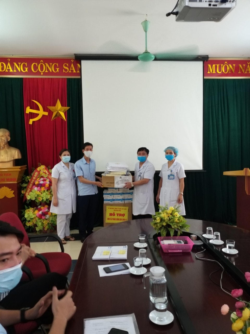 Ông Xa Đức Thọ, Phó Chủ tịch Ủy ban MTTQ Việt Nam tỉnh trao quà hỗ trợ cho Trung tâm Y tế huyện Mai Châu