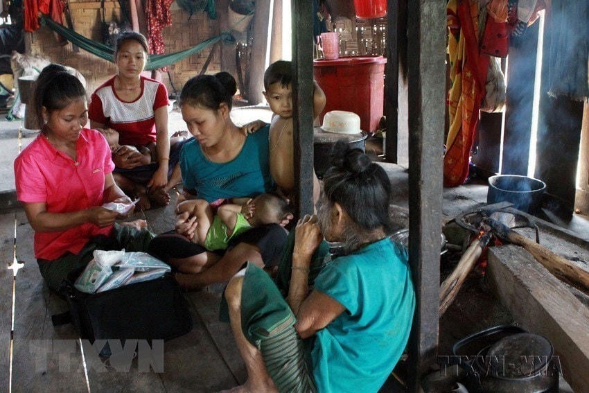 Mạng lưới cô đỡ thôn bản ở huyện Minh Hóa, tỉnh Quảng Bình hoạt động hiệu quả trong công tác chăm sóc sức khoẻ sinh sản cho đồng bào dân tộc vùng sâu, vùng xa. (Ảnh: Dương Ngọc/TTXVN)  
