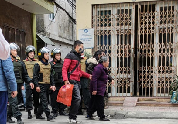 Hình ảnh Trần Thị Đàm bị bắt, dẫn giải ra xe thùng.