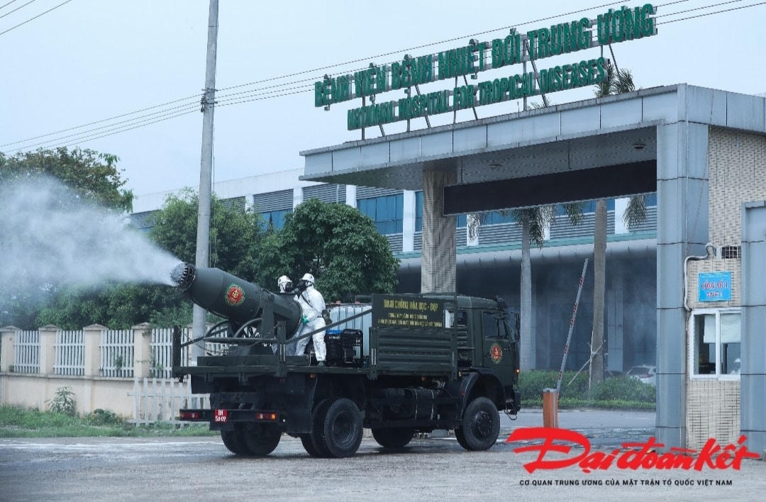 Xe đặc chủng bắt đầu tiến vào khu vực cổng chính của Bệnh viện Bệnh Nhiệt đới Trung ương cơ sở Đông Anh. Ảnh: Quang Vinh. 