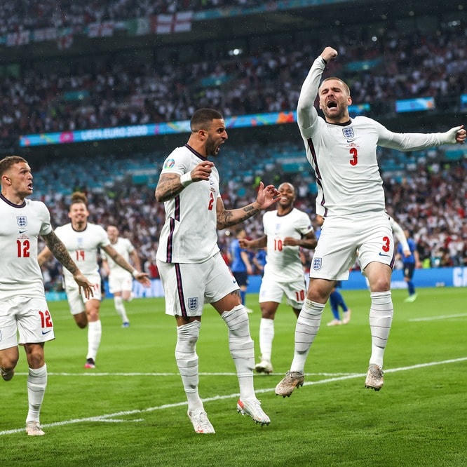 Luke Shaw và đồng đội vui mừng sau khi mở tỉ số trận đấu.