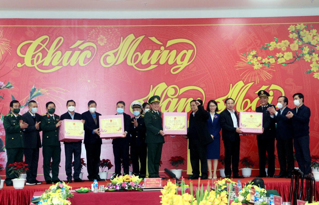 Thủ tướng Chính phủ cùng đoàn công tác tặng quà, chúc Tết các đơn vị làm nhiệm vụ tại các cửa khẩu, lối mở trên địa bàn TP Móng Cái. Ảnh: QMG.