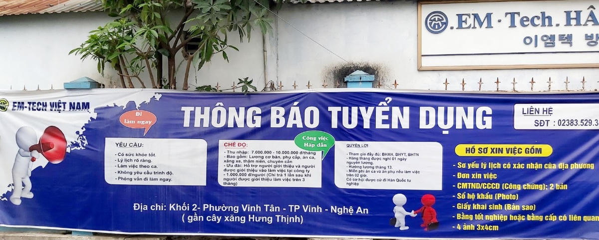 Dù phía trong công nhân đang đình công đòi quyền lợi, nhưng phía ngoài công ty vẫn dán thông báo tuyển dụng với thu nhập từ 7-9 triệu đồng bao gồm lương cơ bản, phụ cấp, ăn ca, xăng xe, thâm niên và chuyên cần.