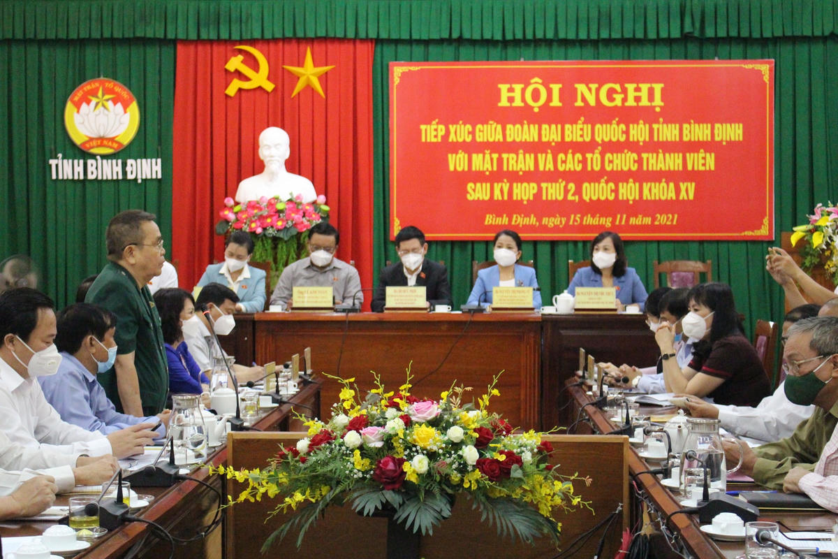 Các cử tri kiến nghị tại buổi tiếp xúc.