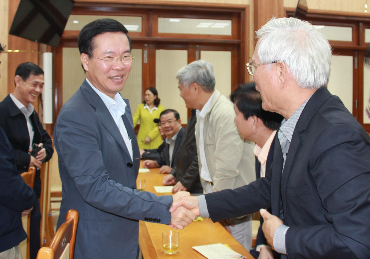 Ông Võ Văn Thưởng thăm hỏi, trò chuyện với các bộ lãnh đạo tỉnh Quảng Ngãi qua các thời kỳ.