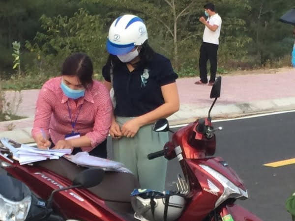 Bà Đào Thị Lý Len (áo đen) đã khai báo tên tuổi giả mạo khi bị lập biên bản vi phạm hành chính.