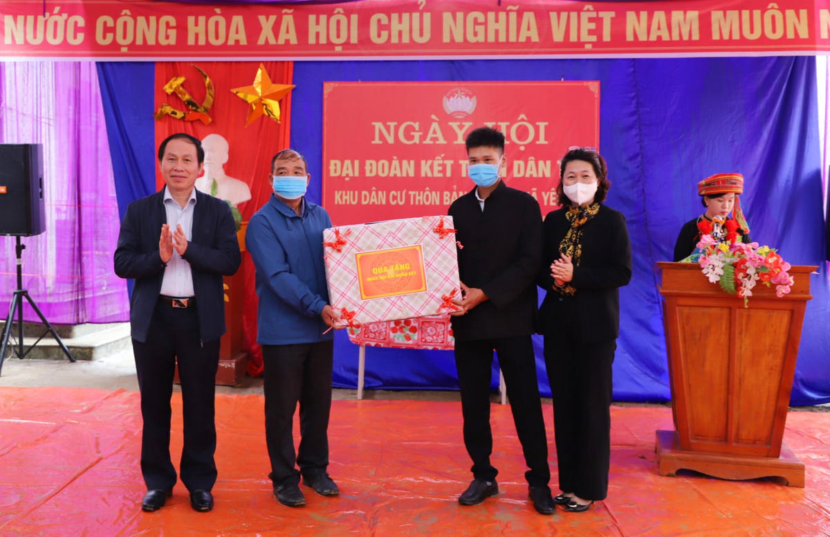 Phó Chủ tịch - Tổng Thư ký Lê Tiến Châu tặng quà cho thôn Bản Chằng.