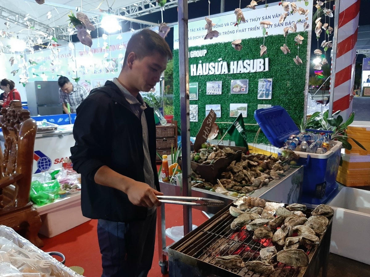 Thi chế biến các món ăn từ con hàu trong Liên hoan Ẩm thực Vân Đồn.