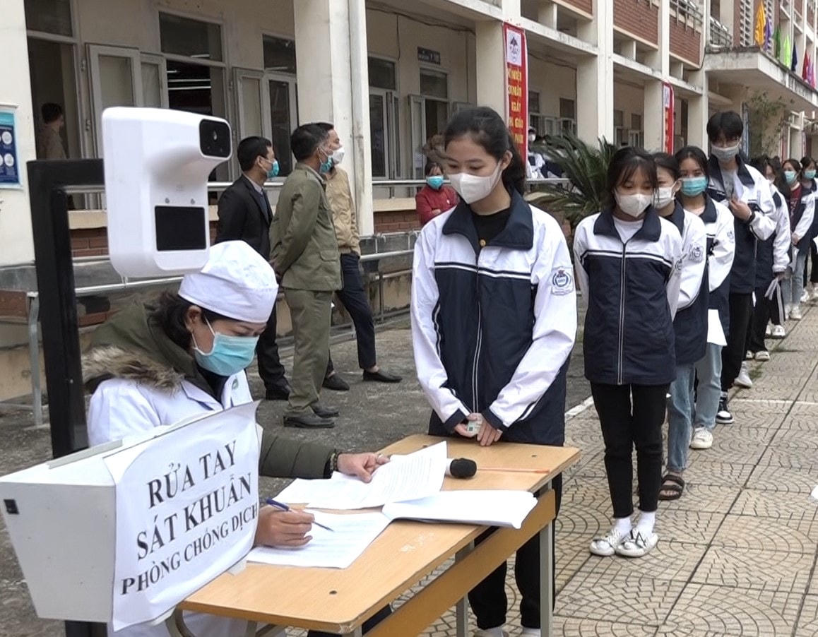 Học sinh huyện Ba Vì, Hà Nội được kiểm tra thông tin và khám sàng lọc sức khỏe trước khi tiêm.