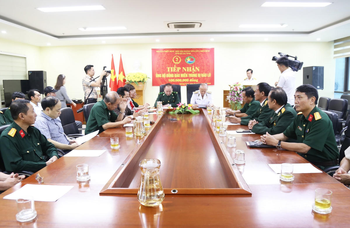 Quang cảnh buổi lễ tiếp nhận ủng hộ.