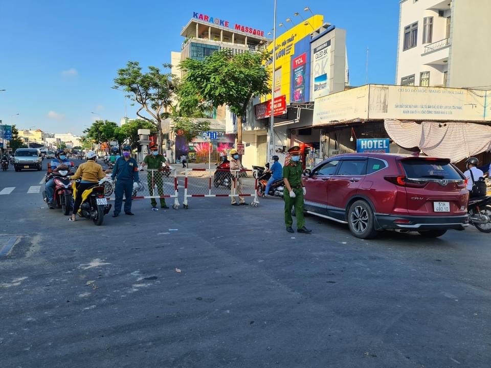 Lực lượng chức năng tại chốt kiểm soát ở quận Gò Vấp hướng dẫn người dân. Ảnh Tr Lĩnh