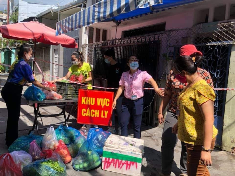 Để có được những phần cơm ngon thì lực lượng thường trực tại bếp phải cần trên dưới 20 người để từ nhận nhu yếu phẩm sau đó chế biến, nấu nướng. 
