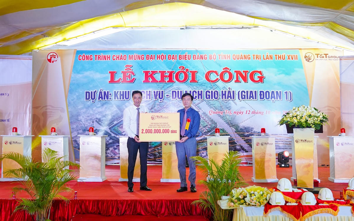Ông Nguyễn Anh Tuấn, Phó tổng Giám đốc Tập đoàn T&T Group (trái) trao 2 tỷ đồng hỗ trợ Tỉnh Quảng Trị khắc phục hậu quả lũ lụt.
