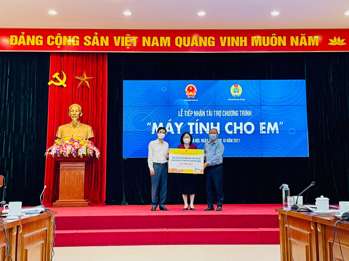 Thứ trưởng Bộ GDĐT Ngô Thị Minh tiếp nhận tài trợ tại buổi lễ.