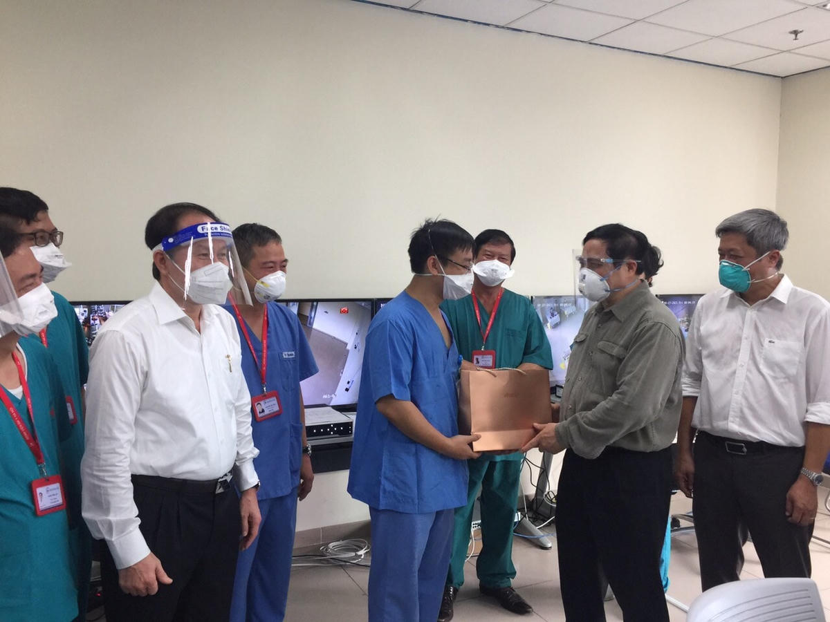 Thủ tướng trao quà động viên các y, bác sĩ Bệnh viện đa khoa Quốc tế Becamex.