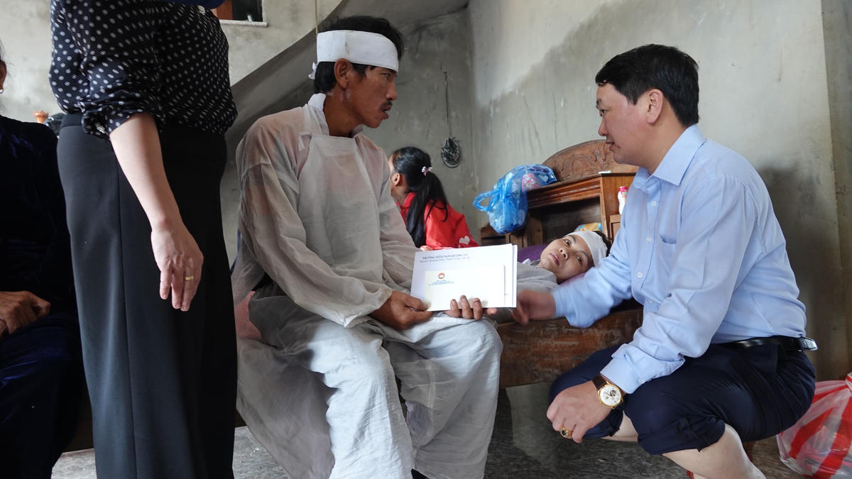 Trong lúc chạy lũ, hai dứa con của anh Đức, một đứa 10 tuổi, một 7 tuổi đã rơi xuống dòng lũ dữ.