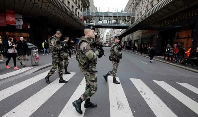 Lính Pháp tuần tra trên đường phố gần một cửa hàng bách hóa ở Paris trong khuôn khổ kế hoạch an ninh cấp cao nhất của "Vigipirate" ở Paris ngày 10/1/2015. Ảnh: Reuters.