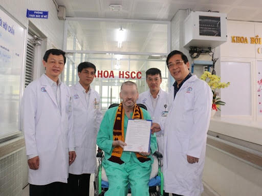 Bệnh nhân 91 nhận giấy chứng nhận xuất viện. Ảnh: VGP.