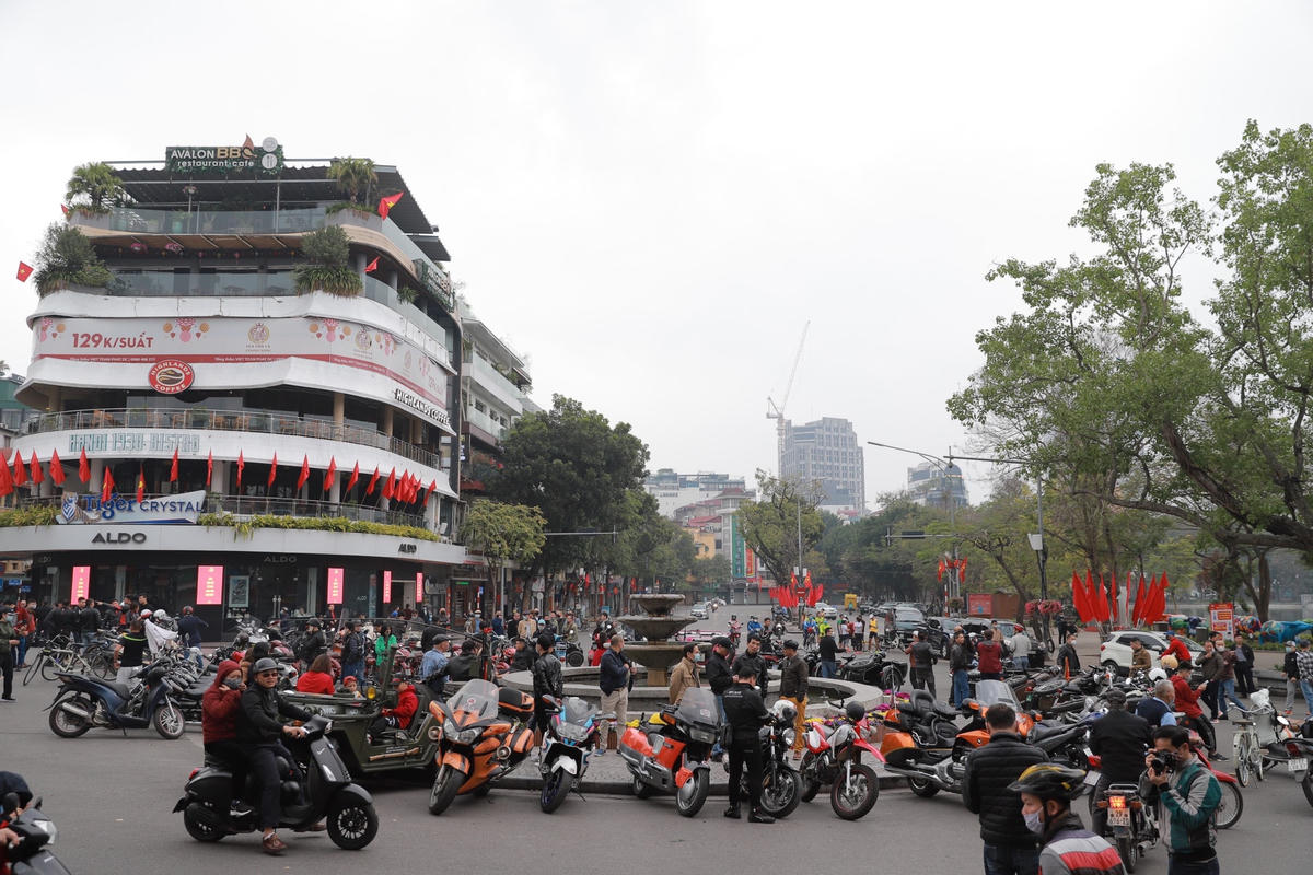 Trước Hàm cá mập tập trung nhiều xe mô tô phân khối lớn vào sáng sớm.