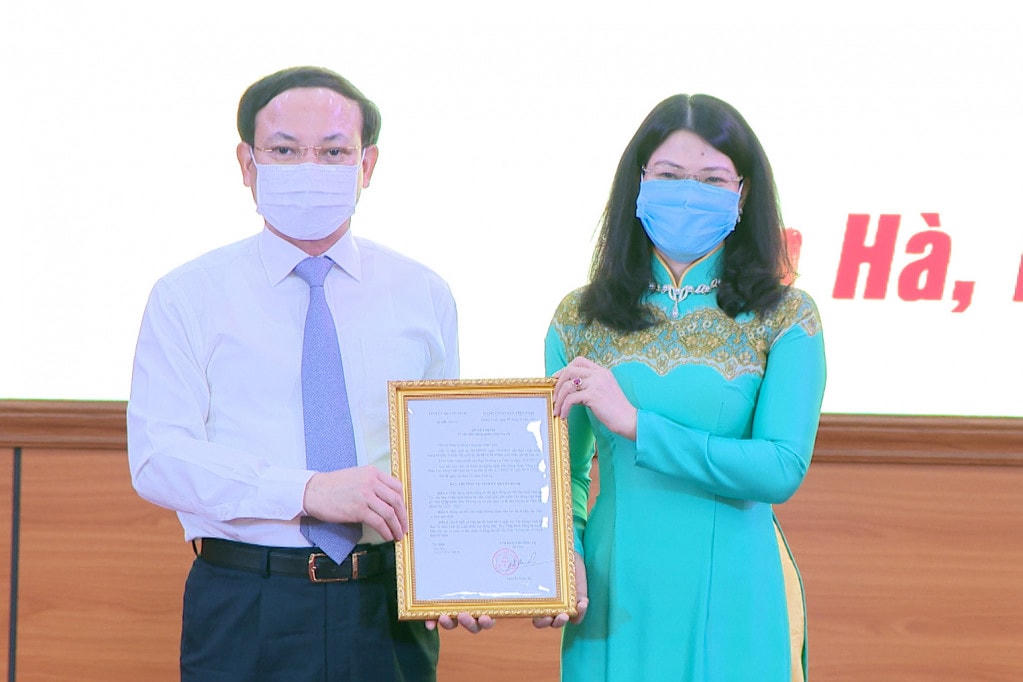 Ông Nguyễn Xuân Ký, Ủy viên Ban Chấp hành Trung ương Đảng, Bí thư Tỉnh ủy, Chủ tịch HĐND tỉnh, trao quyết định cho bà Đỗ Thị Ninh Hường giữ chức vụ Bí thư Huyện ủy Đầm Hà. Ảnh: BQN.