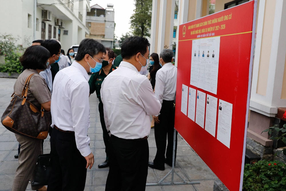 Cử tri tìm hiểu thông tin về các ứng cử viên ĐBQH tại huyện Quốc Oai, Hà Nội (đơn vịbầu cử số 8).