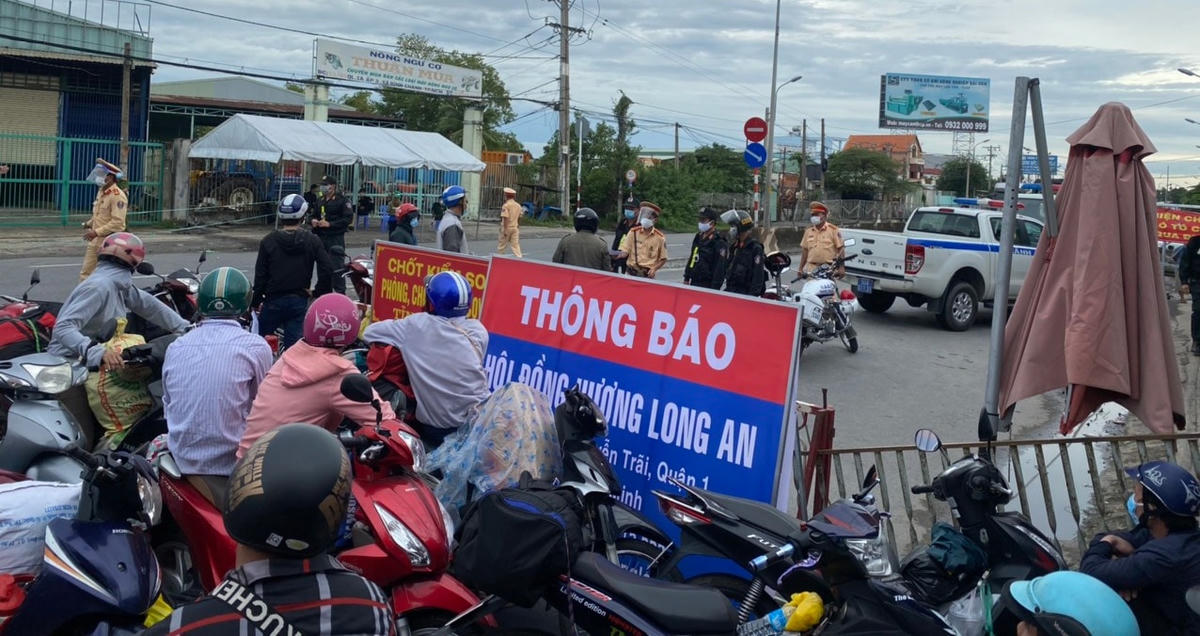 Một chốt kiểm soát dịch giáp ranh giữa TPHCM và tỉnh Long An. Ảnh: CTV