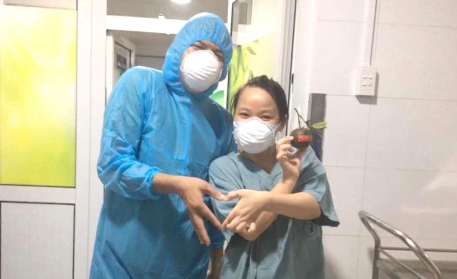 Các nhân viên ngành y với biểu tượng trái tim thay lời cảm ơn người dân đã quan tâm, đặt niềm tin ở các y bác sĩ trong 