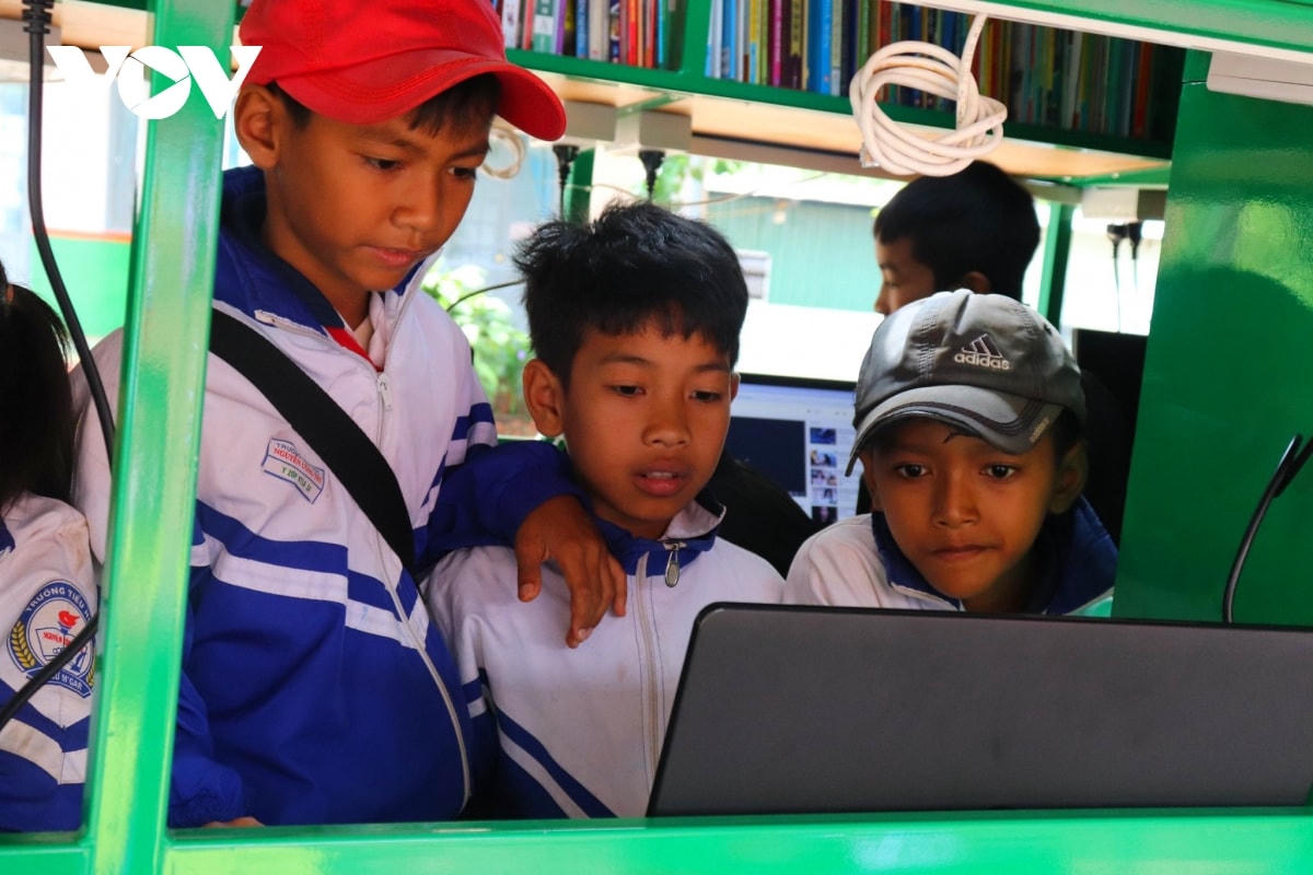 Nhiều em thích thú khám phá chiếc xe thư viện và vào mạng Internet tra cứu thông tin.