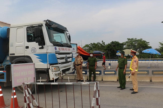 Đối tượng cố thủ trên xe chống đối lực lượng chức năng. Ảnh: Báo Vĩnh Phúc.
