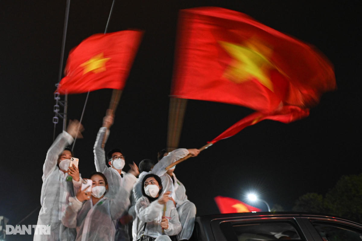 Pháo hoa rực rỡ, người dân vỡ òa cảm xúc khi TP Chí Linh được gỡ phong tỏa