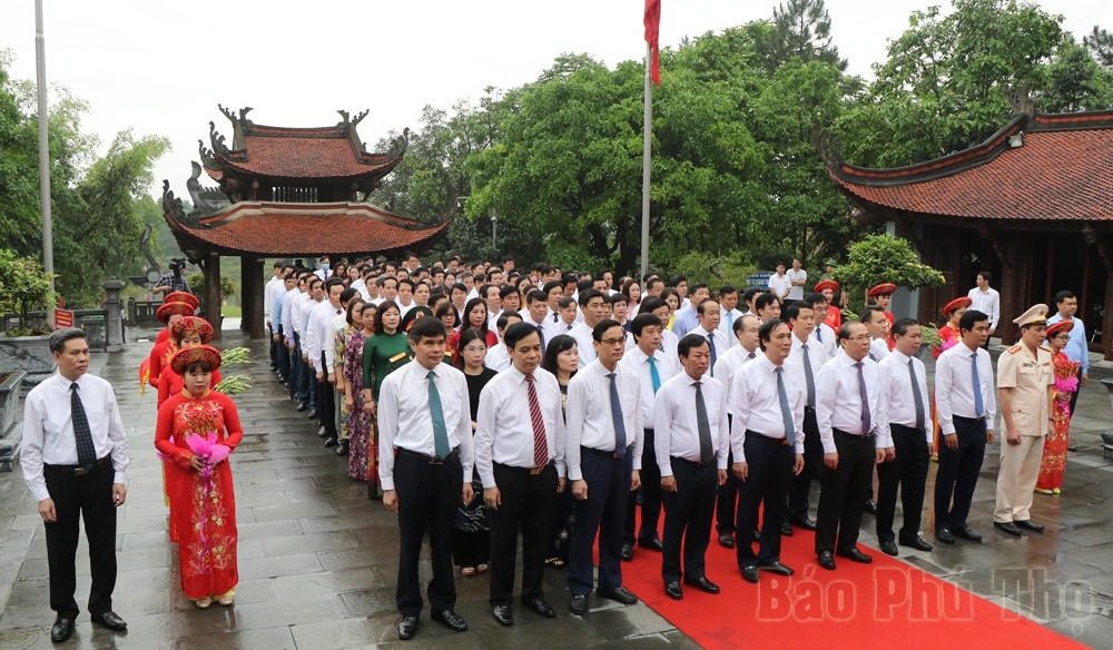 Các đại biểu dự Lễ giỗ Đức Quốc Tổ Lạc Long Quân. Ảnh: Báo Phú Thọ.