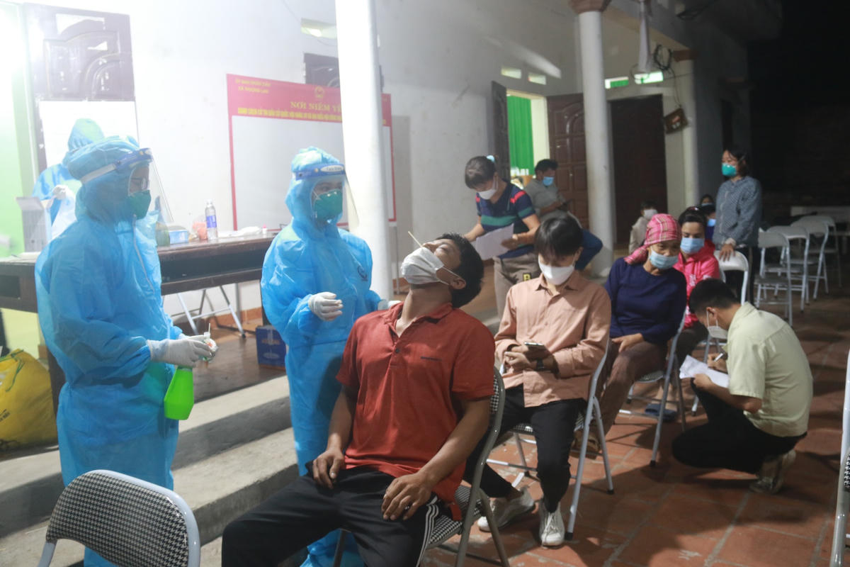 Nhân viên y tế Bắc Giang lấy mẫu xét nghiệm cho công nhân. Nguồn: SKĐS.