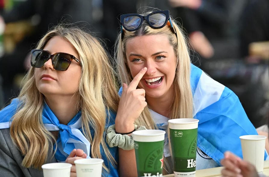 Nữ cổ động viên Scotland cười vui vẻ khi xem trận đấu giữa Anh và Scotland tại sân vận động Wembley, Anh.