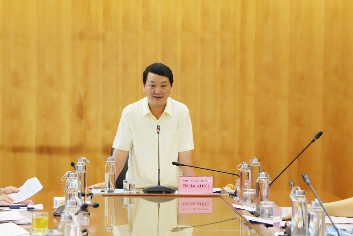 Phó Chủ tịch - Tổng Thư ký Hầu A Lềnh phát biểu tại Hội nghị.