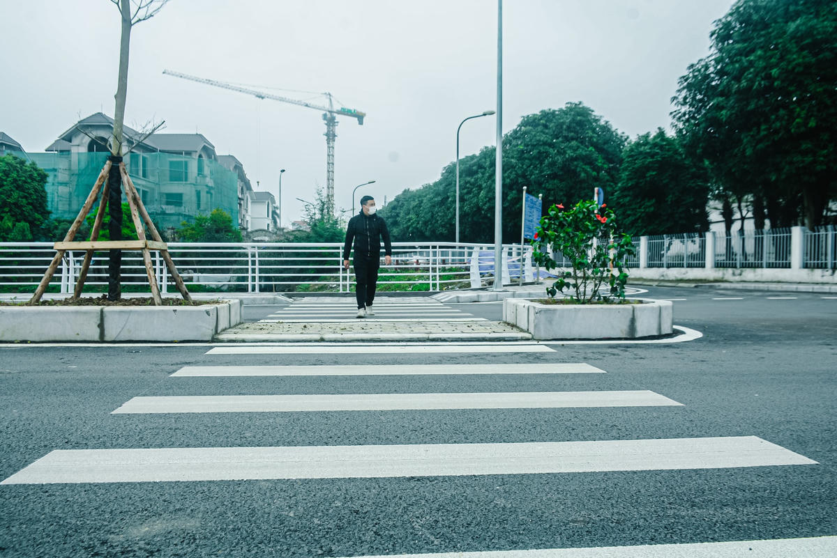 Lối đi bộ dành cho người sang đường được làm khá tỉ mỉ, đẹp mắt.