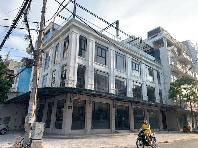Hiện trạng lô đất mang số 01-03 đường Nguyễn Du được xem là khu đất vàng, có giá trị thương mại cao chủ đầu tư chưa được giao đất đã cho dân vào ở.