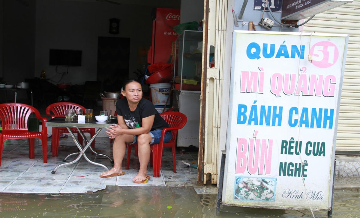 Bà Phan Thị Hàn Uyên (trú tại đường Lê Thánh Tôn) cho biết, đây là lần thứ 4 trong vòng hơn 1 tháng qua người dân nơi đây phải chạy lũ, cuộc sống của người dân bị đảo lộn hoàn toàn.