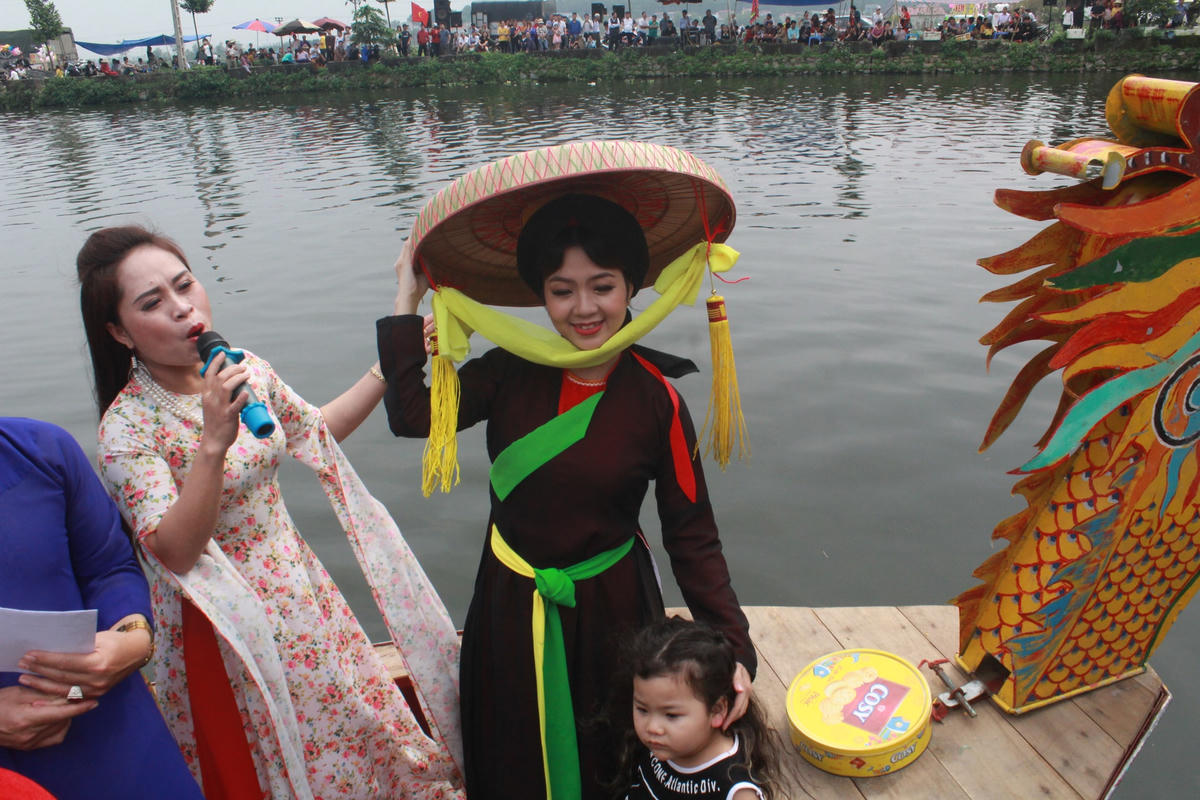 Biểu diễn Quan họ trên thuyền. Ảnh: Hoàng Thu Phố.