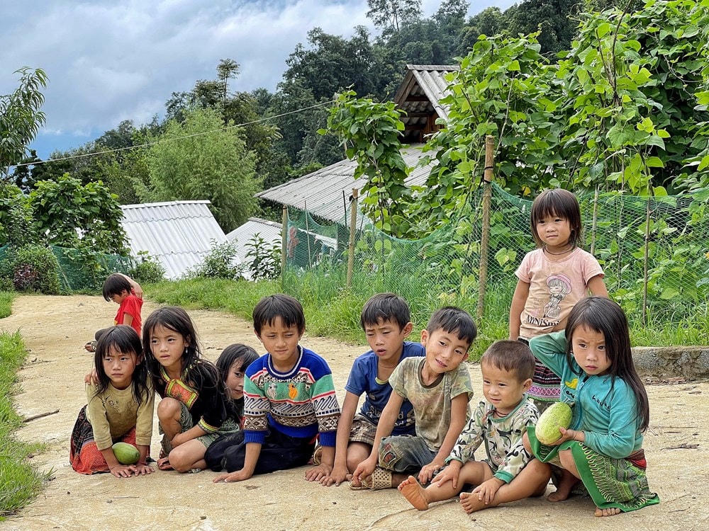 Đôi khi, chúng nhao ra đường để tò mò xem một món đồ chơi lạ mà người miền xuôi mang lên. Ảnh: Mai Mai/Vietnam+.  