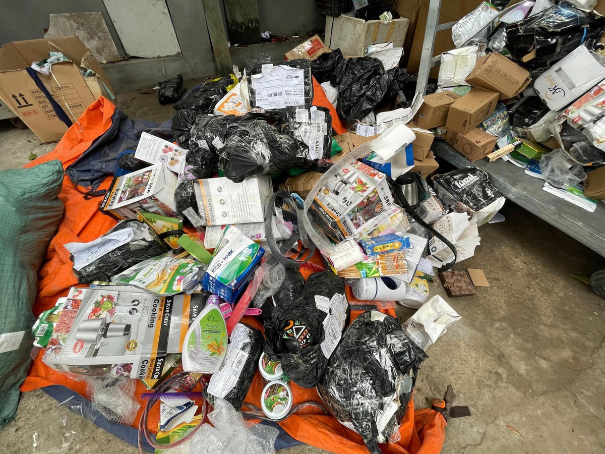 Các sản phẩm tiêu dùng không rõ nguồn gốc xuất xứ tại hiện trường.