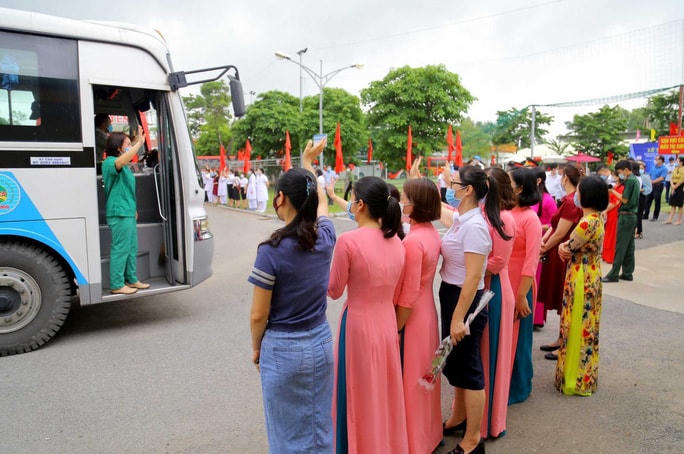 Quang cảnh buổi tiễn đoàn cán bộ y tế tỉnh Quảng Ninh hỗ trợ tỉnh Bắc Giang chống dịch Covid-19, sáng 15/5.