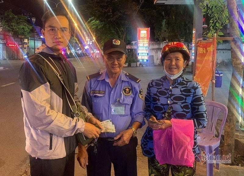 Một bảo vệ nghèo bị mất xe máy được anh Trung kêu gọi hỗ trợ.