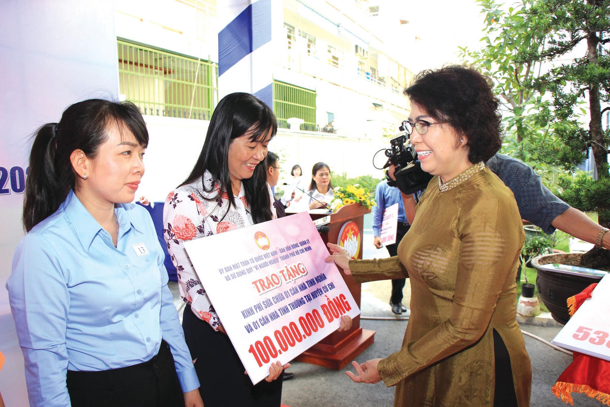 Chủ tịch Ủy ban MTTQ Việt Nam TP HCM Tô Thị Bích Châu trao kinh phí sửa chữa nhà tình nghĩa cho huyện Củ Chi.
