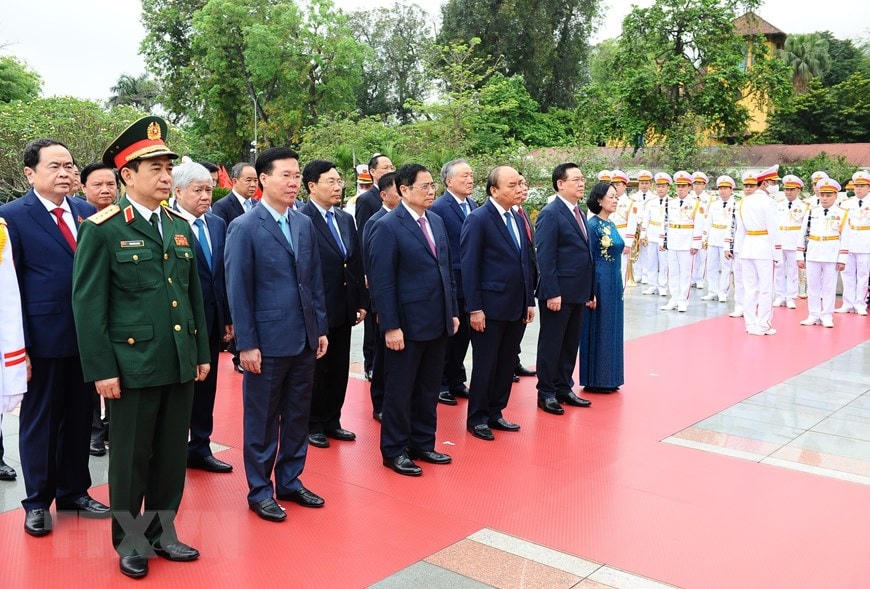 Lãnh đạo Đảng, Nhà nước tưởng niệm các Anh hùng liệt sĩ. (Ảnh: Minh Đức/TTXVN).